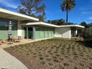 Modern glass storefront and patio building exterior by Callender's House Of Glass